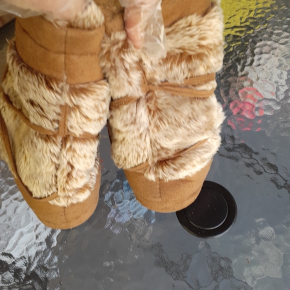 Brown and tan fuzzy comfortable boots - Picture 6 of 9
